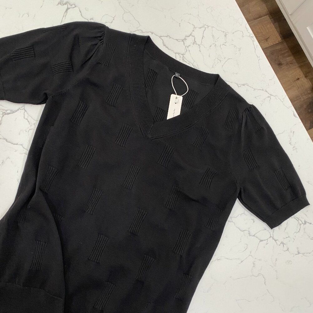 SHORT SLEEVED V-NECK WOMEN'S SWEATER